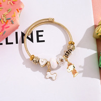 Bracelet en émail Snoopy mignon B158T en acier inoxydable plaqué or 18 carats PVD, ouvert et réglable, avec perles de cristal et pendentif en forme d'os