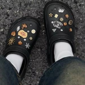 Décorations de chaussures en alliage de conception innovante Types de boucles de totem amovibles uniques pour chaussures Cro Matériel métallique bricolage - Product Image 3