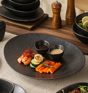 Service de vaisselle en céramique noire mate de style japonais, forme irrégulière, assiettes à sushi, assiettes à pâtes, assiettes à salade et coupelles à sauce, sur mesure pour restaurant - Product Image 3