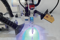 Bras de robot de soudage laser 6 axes, moteur, charge utile 10 kg, source de fibre haute puissance, capteurs de suivi de précision, portée 1400 mm, 0,05 mm