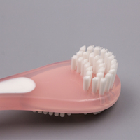 Nouveau grattoir de langue de soins bucco-dentaires 2 en 1 avec brosse interdentaire poignée en caoutchouc plastique poils souples nettoyant de langue réutilisable dentaire