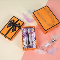 Petite boîte cadeau de mariage pour la Saint-Valentin avec gaufrage, laminage brillant et mat, revêtement UV, doublure en éponge recyclable, sac en papier