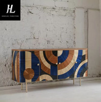 Buffet de salle à manger français médiéval en bois laqué, peint à la main, avec un élégant assortiment de couleurs noir et blanc