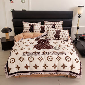 Parure de lit 4 pièces en polaire laiteuse chaude d'hiver, motif tête d'ours de marque de créateur, comprenant <span class=keywords><strong>housse</strong></span> de couette et taies d'oreiller - Product Image 3