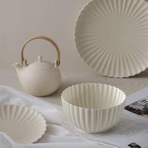 Ensemble de bols à marguerites en forme de fleur en céramique 5.5 pouces et 17 oz crème mate - Product Image 5