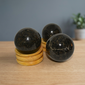 Boule de cristal de Nuummite naturelle, Agate, cristaux, pierres de guérison, Reiki, roches, minéraux, spirituel, décoration de la maison, sphères Feng suii - Product Image 3