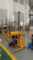 Chariot élévateur manuel à roulettes de 200 kg avec plaque de support incurvée rotative, hauteur de levage de 1,2 m pour film plastique de 800 mm de diamètre