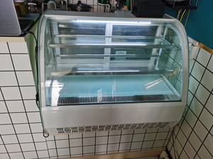 ตู้เย็นขนาดเล็กสำหรับโชว์เค้กขนมอบที่ทำจากแก้วทรงโค้งของ Sm2 - Product Image 3