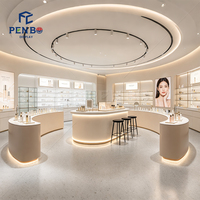 Lemari pajang parfum dan perawatan kulit warna putih krem kelas atas, meja rias, perlengkapan toko butik kecantikan mewah