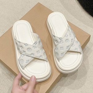 Sandales de luxe gaufrées de haute qualité, claquettes tendance en PVC avec fermeture auto-agrippante, unisexe, pour femmes - Product Image 1