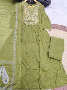 Ensemble Kurti Pantalon Anarkali pour Femmes de Style Ethnique Indien Tendance avec Broderie Lourde pour Mariage Fête Festive Vente en Gros - Product Image 5