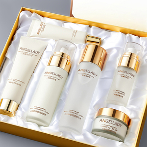 Coffret de Soins Visage Hydratants Personnalisés à la Levure Biphasée : Nettoyant Visage, Crème Contour des Yeux, Lotion Éclat et Essence - Product Image 1