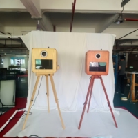 Machine Photobooth Rétro en Bois avec Écran Tactile 15,6 Pouces, Imprimante Intégrée et Mini PC Tout-en-un pour Mariages et Événements