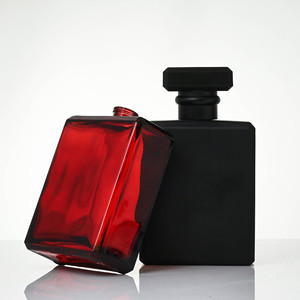 Botella de <span class=keywords><strong>Perfume</strong></span> de vidrio cuadrada plana de lujo de 100ml para <span class=keywords><strong>mujer</strong></span> personalizada negro rojo elegante con superficie de serigrafía - Product Image 6