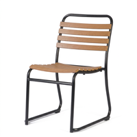 Chaise de salle à manger empilable noire avec structure en acier et assise en plastique à lattes de bois pour la maison, le café et le restaurant