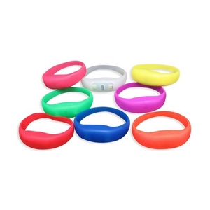 Bracelets LED avec logo personnalisé, 2 LED, 15 couleurs, portée de 400 m, autonomie de la batterie de 4 à 6 heures, pour concerts/mariages/fêtes - Télécommande - Product Image 6