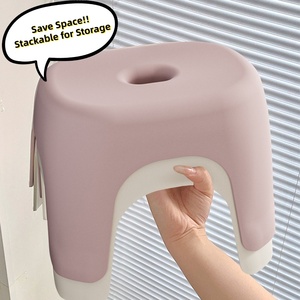 Elegante <span class=keywords><strong>Sgabello</strong></span> Piccolo in Plastica Color Crema Impilabile Antiscivolo con Finitura Opaca per Bagno, Camera da Letto, Soggiorno e Uso Bambini - Product Image 2