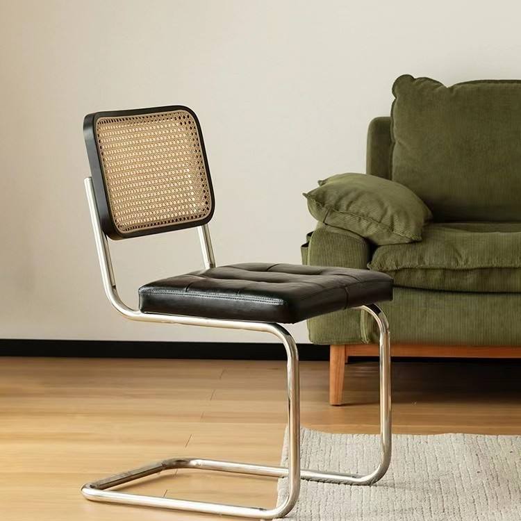 [Mochila negra para envíos]