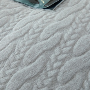 Set di Biancheria da Letto 4 Pezzi Personalizzabile, Nuovo Design Invernale in Pile di Coniglio con Patch in Rilievo e Angoli Ricamati - Product Image 4