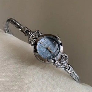 Vente <span class=keywords><strong>en</strong></span> gros de nouvelles montres pour femmes de style palais exquis, mini rondes, petit cadran, fritillaires, tempérament, toutes occasions, vente <span class=keywords><strong>en</strong></span> <span class=keywords><strong>direct</strong></span> - Product Image 2