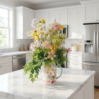 Centre de table floral printanier style Cottage Pastel, arrangement de roses en soie et de clématites avec pichet en céramique à motifs floraux colorés
