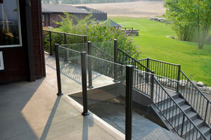 เสาราวบันไดอะลูมิเนียมเรลบูสีดำพร้อมร่องและฐานแข็งแรง ไม่สามารถติดตั้งราวจับได้ ติดตั้งง่าย ใช้ได้ริมทะเล - Product Image 6