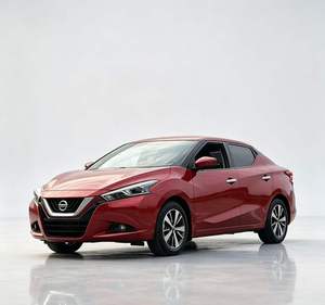 Nissan Sedán Rojo de 5 Plazas con Faros LED, Luces Diurnas LED, Techo Solar y Asientos con Luz - Product Image 4