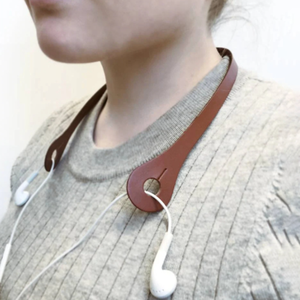 Deportes al aire libre Auriculares Soporte de almacenamiento Tapones para los oídos Cuello PU Cordón de cuero Clip portátil Auricular - Product Image 1