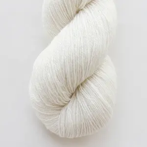 莲花纱线未染色纯羊绒2层/4层蕾丝/指法重量手工针织纱，用于手工染料