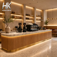 Comptoir de café personnalisé, écologique et durable, avec étagères arquées en bois, présentoir en verre et éclairage LED pour l'intérieur du café