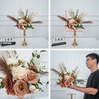 Centro de mesa vintage con rosas marrones y hierba de pampa para decoración de banquetes de boda.