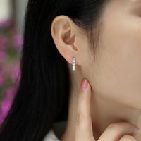 Boucles d'oreilles créoles en argent sterling 925 avec moissanite 0,1 ct pour femme, style Huggie, une rangée de moissanites serties à griffes partagées, éternité