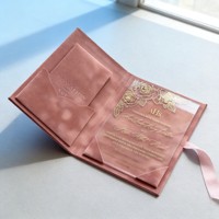 Set Undangan Pernikahan Folio Hardcover Beludru Biru Dongker Mewah Custom, dengan Emboss Foil Emas dan Akrilik, Termasuk Amplop