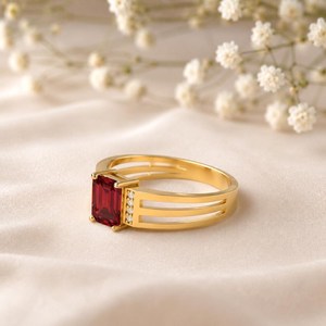 แหวนหมั้นทับทิมสีแดงทรงเหลี่ยมมรกต งานแฮนด์เมด ดีไซน์สามแฉก ตัวเรือนทอง 18K ชุบเงินแท้ 925 เหมาะเป็นของขวัญ - Product Image 4