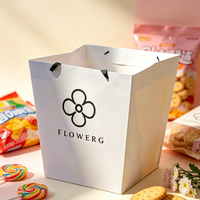 Sacs cadeaux en papier blanc personnalisés de luxe RG avec bouquet de fleurs imprimé - Emballage de mariage haut de gamme avec logo, réutilisable et recyclable