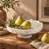 Plateau en céramique crème sur piédestal avec décor floral en relief, plateau de présentation décoratif pour la décoration moderne de la maison
