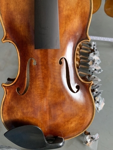 Violino Stile <span class=keywords><strong>Guarneri</strong></span> 4/4 con Top in Abete, Fondo in Acero Fiammato, Ottimo Suono, Vernice Spirit, Corde in Nylon, Ponticello di Qualità - Product Image 5