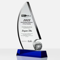 Vente en gros de plaques de verre avec base bleue, logo personnalisé, trophée en cristal bleu unique pour voiliers, récompenses pour la coopération commerciale