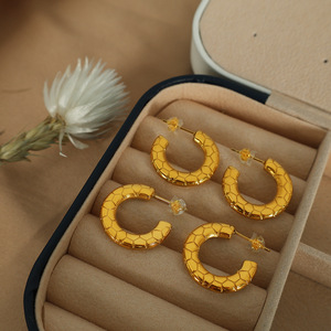 Pendientes de aro de moda con textura geométrica dorada en forma de C para mujer - Product Image 1