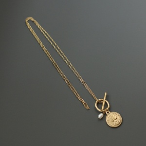 Collier de haute qualité en acier inoxydable avec fermoir OT, chaîne gourmette, perles et pendentif pièce d'or - Product Image 6