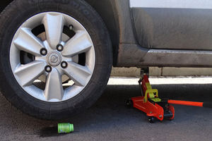 Оптовая продажа и заказной ручной гидравлический автомобильный домкрат 2 тонны Напольный домкрат 5,5 кг цветная коробка упаковка - Product Image 5