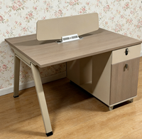 Bureau de travail et poste informatique contemporains, mobilier de bureau, ensemble bureau et chaise pour employés