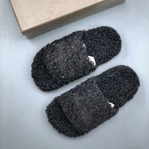 รองเท้าแตะขนสัตว์แฟชั่นดีไซเนอร์ดังประจำปี 2026 สำหรับผู้หญิง  ตกแต่งด้วยงานปัก  ขนแกะคุณภาพสูง  แบบสวมใส่ได้ทั้งชายและหญิง - Product Image 2