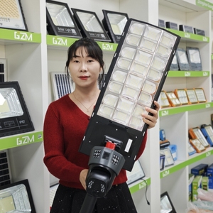 2000W Solar-Überwachungs leuchte für den Außenbereich mit 4MP-Doppelkamera 4G WiFi 1000W CCTV Wireless 500W Optionen für die Straßen beleuchtung - Product Image 1