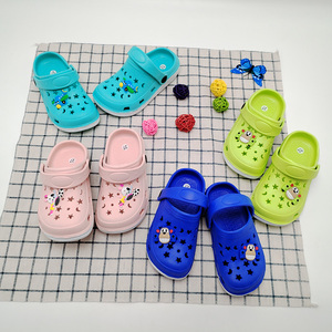 Sandali estivi personalizzati alla moda da donna facili da indossare <span class=keywords><strong>Anime</strong></span> ispirati a dita chiuse con stampa a zoccoli piatti essenziali traspiranti - Product Image 1