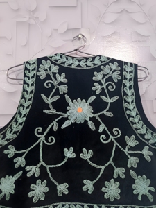 Eleve su colección de moda con este elegante chaleco corto bordado a mano, diseñado para fusionar la artesanía tradicional. - Product Image 6