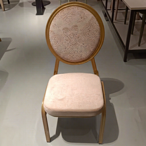 Chaise de restaurant moderne empilable et rembourrée en aluminium doré avec pieds coniques pour hôtel, café et banquets - Product Image 1