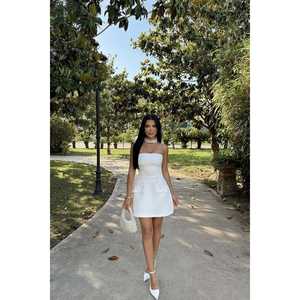 Robe mini moulante blanche Belinda sans bretelles avec imprimé cristal, col halter, taille empire, en satin tricoté pour club - Product Image 3