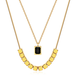 Ensemble de colliers ras-du-cou tendance avec chaîne dorée, pendentif carré géométrique et sertissage clos de diamants rouges, verts, noirs et blancs, pour usage quotidien et de soirée - Product Image 5