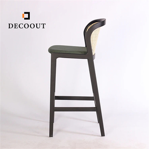 <span class=keywords><strong>Tabouret</strong></span> <span class=keywords><strong>de</strong></span> <span class=keywords><strong>bar</strong></span> en <span class=keywords><strong>bois</strong></span> massif avec dossier en rotin <span class=keywords><strong>noir</strong></span> <span class=keywords><strong>de</strong></span> style <span class=keywords><strong>scandinave</strong></span> moderne Decoout pour restaurant, café, cuisine <span class=keywords><strong>et</strong></span> <span class=keywords><strong>bar</strong></span> à domicile - Product Image 1